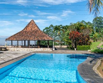Dago Heuvel Resort - Bandung - Piscine
