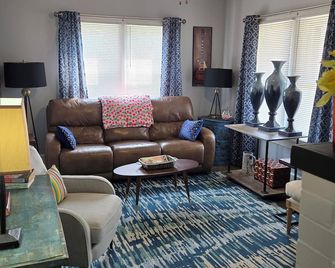 Cherry’s Delight - Where Timeless Comfort Is Served With A Cherry On Top! - Glasgow - Living room