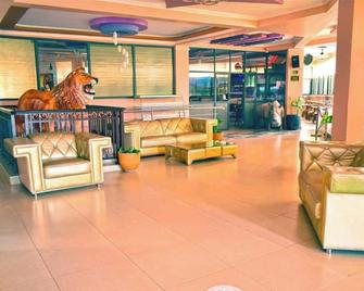 Two Oceans Hotel Voi - Voi - Лоббі