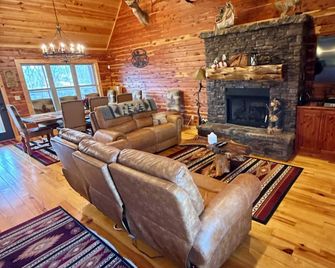 Trumpeter Lodge located on the banks of Little Red River, Heber Springs,Arkansas - Heber Springs - Obývací pokoj