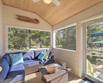Beaufort Pad with Patio 3 Blocks to Waterfront! - Beaufort - Living room