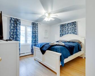 1 Acre, Central Air, Firepit, Fenced Yard, Patio, Dishwasher, Washer/Dryer - East Greenwich - Bedroom