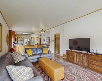 Spacious getaway w/marvelous bay and beach views, jetted tub, & gas grill - Loleta - Sala de estar