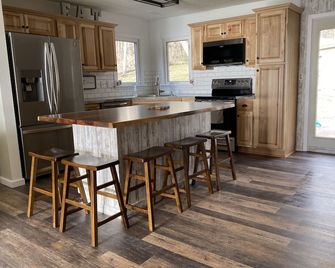 Home Away from Home on Beautiful Stalker Lake! Peaceful, Private, Relaxing! - Battle Lake - Kitchen