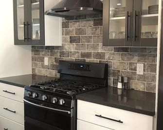 Stylish & Central Townhome-Perfect for Groups! - Fort Wayne - Kitchen