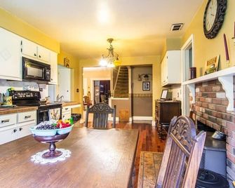 1890 Victorian Home in Country Setting, conveniently located - Tallmadge - Küche