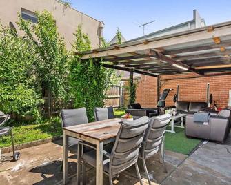 Walk to the MCG - Renovated House with back yard - Richmond - Patio