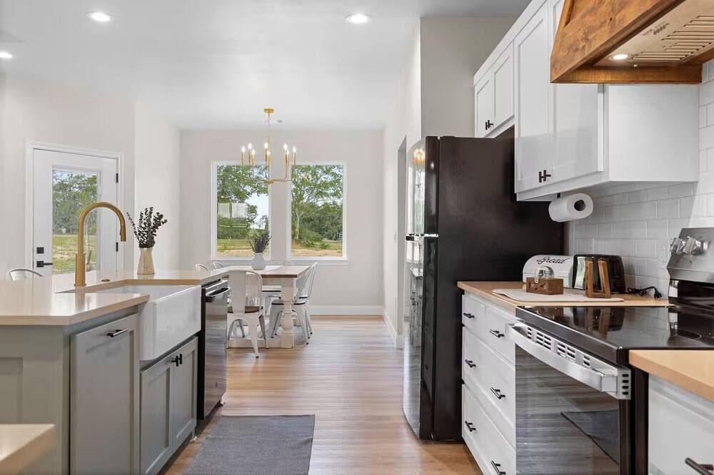 Modern Farmhouse Retreat - Leon's Crossing - Giddings - Keuken