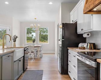 Modern Farmhouse Retreat - Leon's Crossing - Giddings - Kitchen