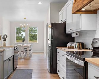 Modern Farmhouse Retreat - Leon's Crossing - Giddings - Keuken