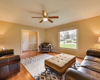 Cozy Home with Fenced Yard Less Than 1 Mi Downtown Matthews! - Matthews - Huiskamer