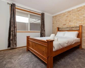3 of 33 Wharf Street - Tuncurry - Quarto