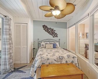 Tropical Heart Villa walking distance to Downtown and 5 min drive to Beach! - Sarasota - Bedroom