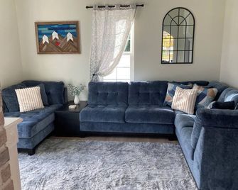Cozy Cottage in Monroe. Newly remodeled with fun amenities including hot tub! - Monroe - Sala de estar