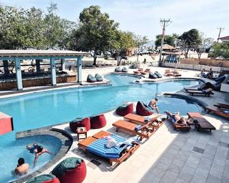 Pine Tree Beach Hotel - Gili Trawangan - Pool