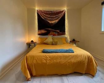 Eclectic cabin w/garden&hot soak tub near taproom&park. Pet Friendly! - Chehalis - Bedroom