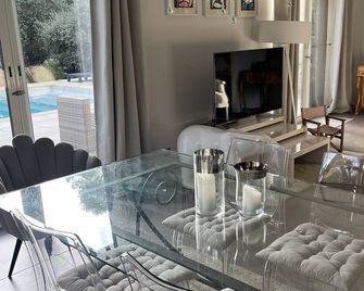 Lovely house in the Aix countryside. A haven of peace surrounded by greenery - Saint-Marc-Jaumegarde - Dining room