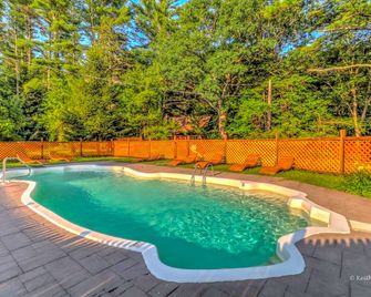 Cozy and Secluded Cabin with a Fireplace in the Poconos Mountains of Pennsylvania - Canadensis - Pool