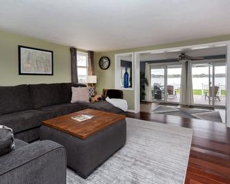 North end lake house walking distance to town amenities! - Lakeville - Sala de estar