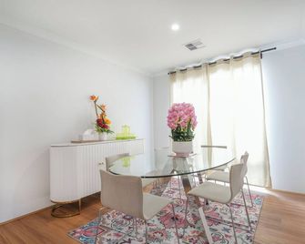 Urban Virgo Escape - Caversham - Comedor