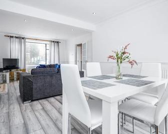 3br-Sleeps5-Parking-Garden-Accesstolondon - Brentwood - Dining room