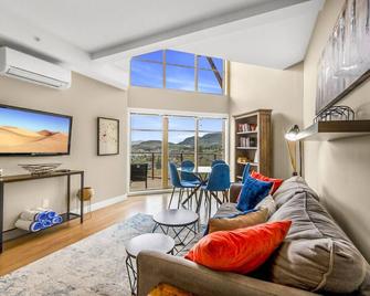 Top Floor Apartment At Amenity Rich Reso - Westbank - Salon