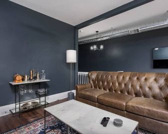 Flats on Front - Riverfront Gem Fast Wi-Fi 3F - Harrisburg - Living room