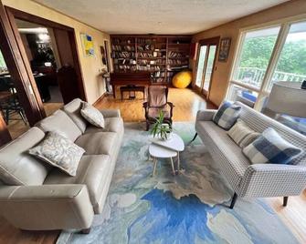 Water Front House in Eastport - Eastport - Living room