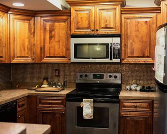 Chief of Ladiga Creekside Cottage - Piedmont - Cocina