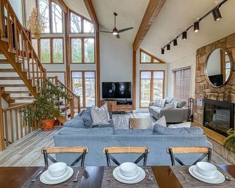 Bright And Beautiful - 8 Person Jacuzzi, Fireplace, Wifi, Fully Stocked Kitchen - Bushkill - Living room