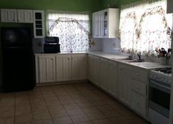 2BR 2BA Apt only 8 minutes from the airport - Basseterre - Kitchen