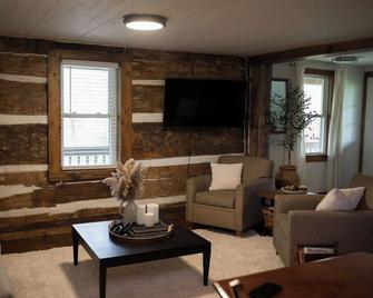Beautiful and Historic Log Cabin: cozy, quiet, huge hot tub! Quiet getaway! - Goshen - Huiskamer