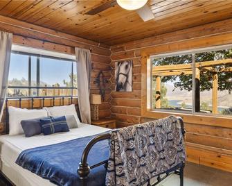 Sky Ranch Log Cabin with Amazing Views! - Wofford Heights - Slaapkamer