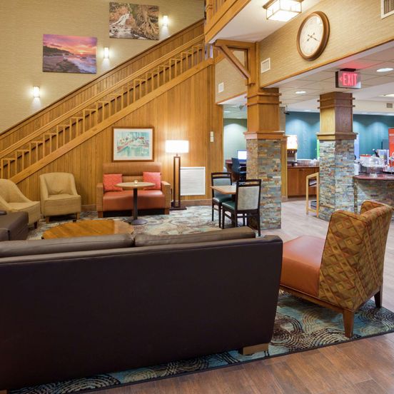 Lounge view of Hampton Inn Duluth-Canal Park