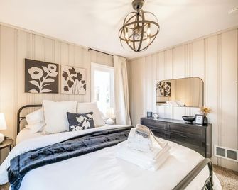 Cozy 3BR near Mayo and downtown. Charming, spotless, and designed for comfort with restful bedrooms, a stocked kitchen, and two welcoming living spaces. Perfect for Mayo visits, business trips, or family stays. Dogs allowed, too. - Rochester - Bedroom