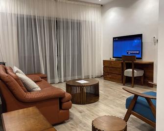 Luxury villa with pool - 10 minutes from the beach! - Grand-Popo - Living room