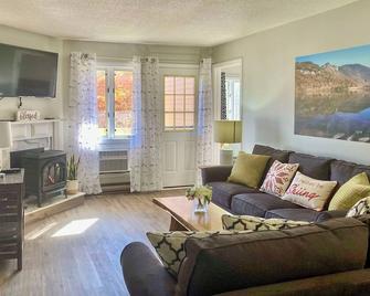 Hike, Ski, Explore Lincoln Condo with Pool Access - Lincoln - Living room