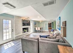 Spacious Getaway with Heated Private Pool! - Michigan City - Wohnzimmer