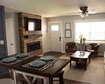 Trail Side in the Heart of Winona Lake - Winona Lake - Dining room