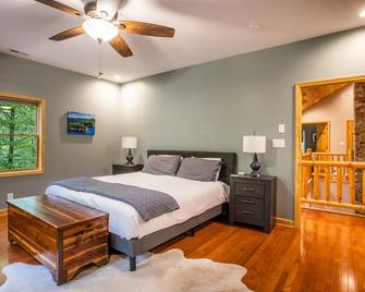 Family-friendly spacious cabin in gated community overlooking the NRG Bridge - Fayetteville - Camera da letto