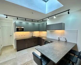 4 Bedroom house with En-suite - contractors welcome - FREE parking and WI-FI - Huddersfield - Kitchen