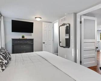 Your home away from home in downtown, historic Farmington! - Farmington - Спальня