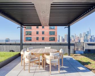 Bright Brooklyn Heights 1BR w/ Gym & Doorman, nr BB Park, by Blueground - Brooklyn - Patio