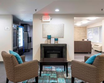 HomeTown Inn by Red Roof East Syracuse - East Syracuse - Living room