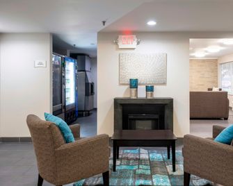 HomeTown Inn by Red Roof East Syracuse - East Syracuse - Sala de estar