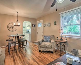 Walk to Dtwn Littleton Updated Pet-Friendly Home - Littleton - Living room