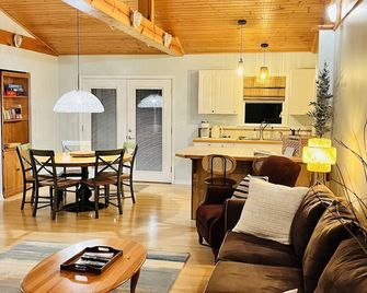 Blue Haven Cottage - New Buffalo Beach, near Wineries & Breweries - New Buffalo - Living room