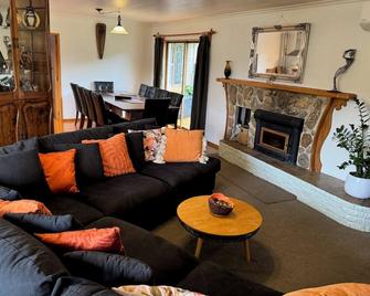 Riversong Retreat - Thames - Living room