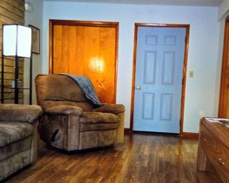 Cozy 1 bedroom private apt sleeps up to 4 people. Come enjoy the Black Hills,of - Hot Springs - Obývací pokoj