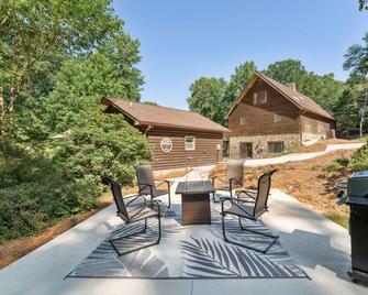 Hickory Hideaway: Patio Paradise w/ Community Pool - Hickory - Patio